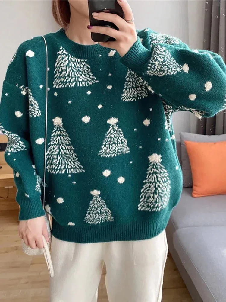 Claudine - Warm knitted sweater with a loose fit and Christmas tree print for women